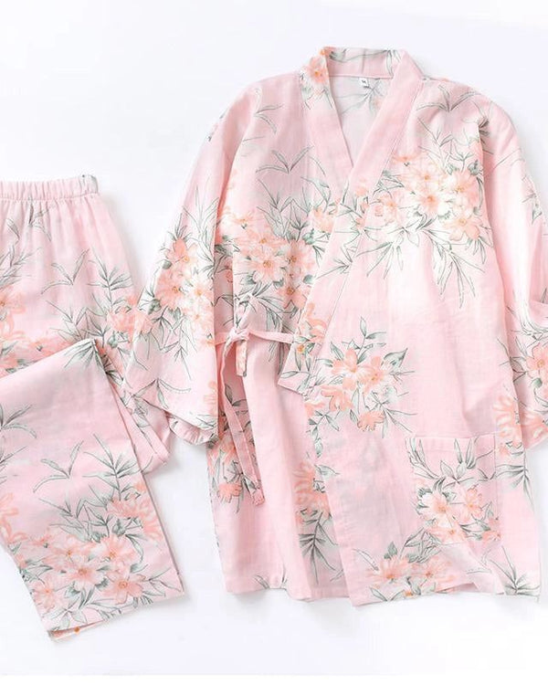Ensemble kimono rose à motifs floraux. Idéal comme vêtement de détente ou de nuit. Découvrez notre collection de kimonos uniques.