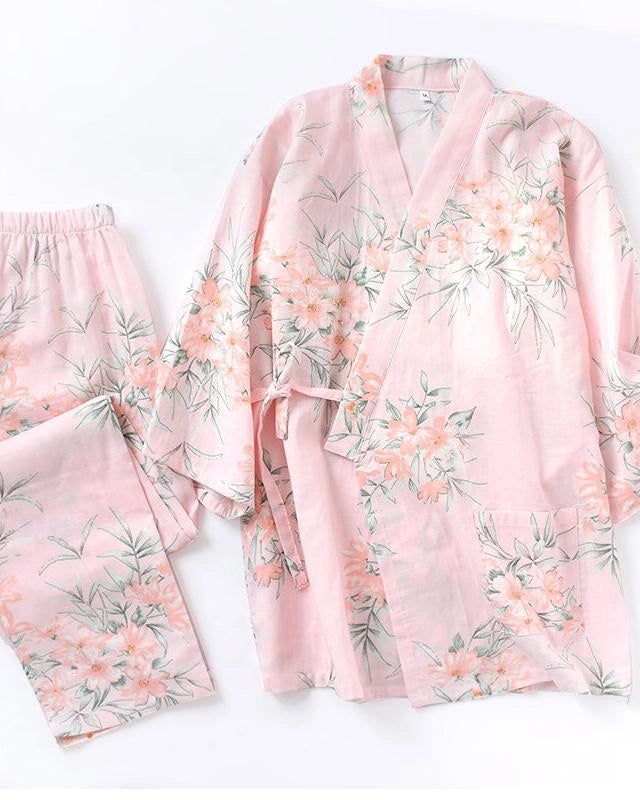Ensemble kimono rose à motifs floraux. Idéal comme vêtement de détente ou de nuit. Découvrez notre collection de kimonos uniques.