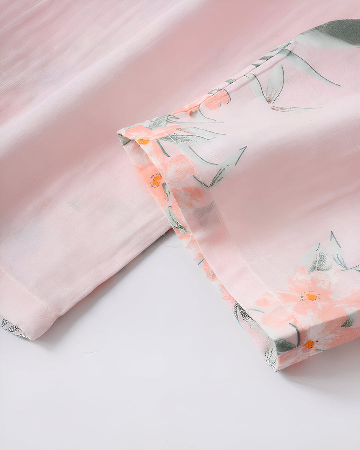Détail d'un kimono rose clair avec motif floral. Tissu léger et fluide. Idéal pour la détente. Boutique de kimonos en ligne.