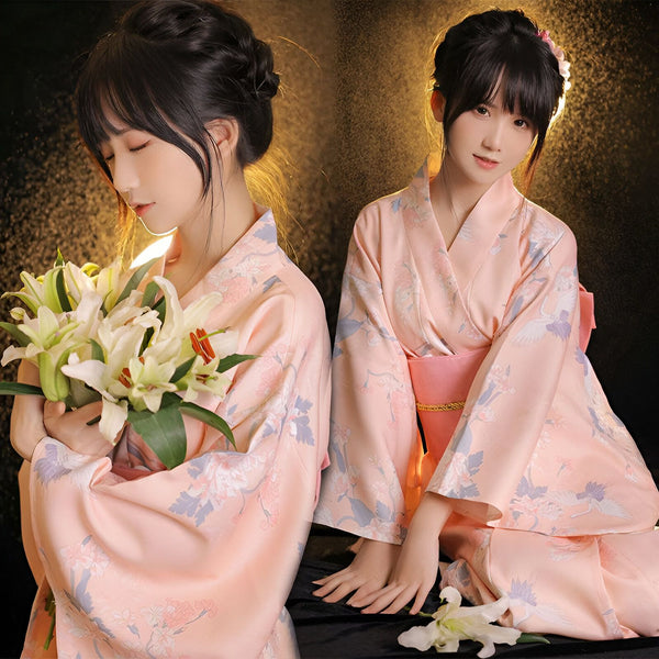 Deux femmes portant des kimonos roses traditionnels à motifs floraux et d'oiseaux. Vente de kimonos japonais authentiques.