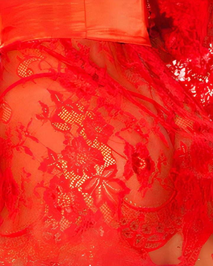 Détail d'un kimono rouge en dentelle florale, vêtement traditionnel japonais revisité. Découvrez notre collection exclusive de kimonos uniques et élégants.