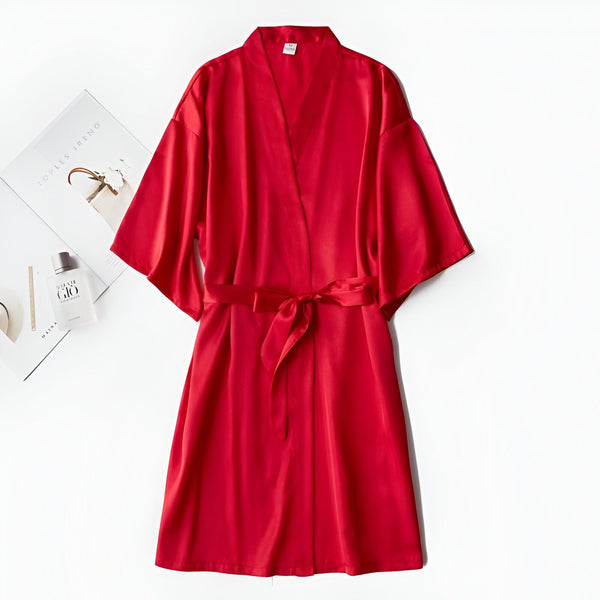 Kimono rouge en satin avec ceinture, vêtement d'intérieur élégant. Parfait pour se détendre avec style. Découvrez notre collection de kimonos.