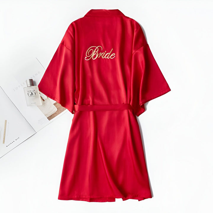 Peignoir kimono rouge de mariée avec inscription dorée "Bride" dans le dos. Vêtement de détente élégant pour futures mariées, disponible sur notre boutique en ligne.