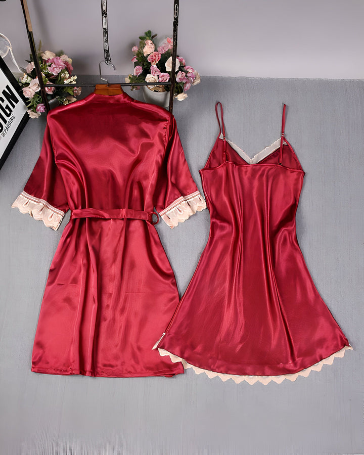Ensemble kimono bordeaux en soie : peignoir avec ceinture et nuisette assortie, bordures en dentelle. Vêtements de nuit élégants et confortables.
