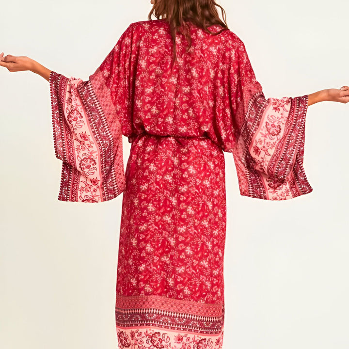 Kimono rouge à motifs floraux, manches larges et ceinture à la taille. Collection de kimonos pour femmes.