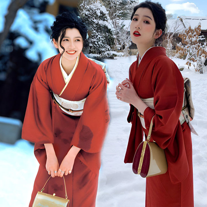 Deux femmes portant des kimonos rouges dans un paysage enneigé. Vente de kimonos traditionnels japonais. Mode hivernale japonaise.
