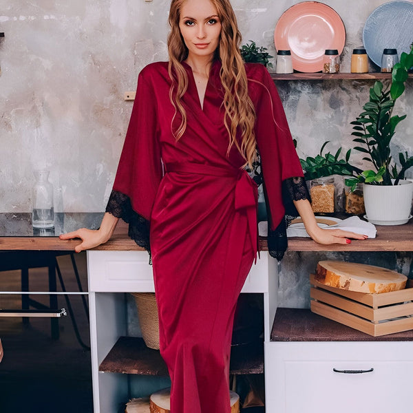Femme portant un kimono rouge avec des détails en dentelle noire. Kimono élégant pour la maison, idéal comme vêtement d'intérieur ou peignoir. Achetez nos kimonos de qualité supérieure.