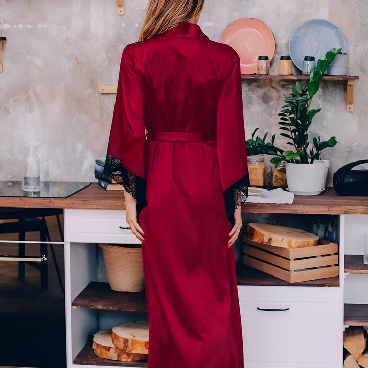 Kimono bordeaux avec bordure en dentelle noire, vue de dos. Notre collection de kimonos élégants.