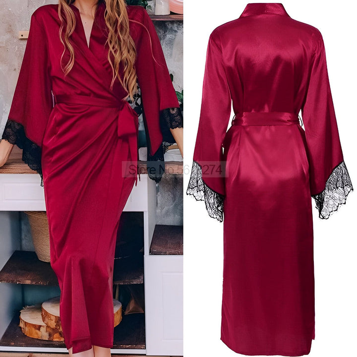 Kimono rouge en satin avec bordure en dentelle noire. Vêtements de détente élégants et confortables. Idéal pour se prélasser à la maison.