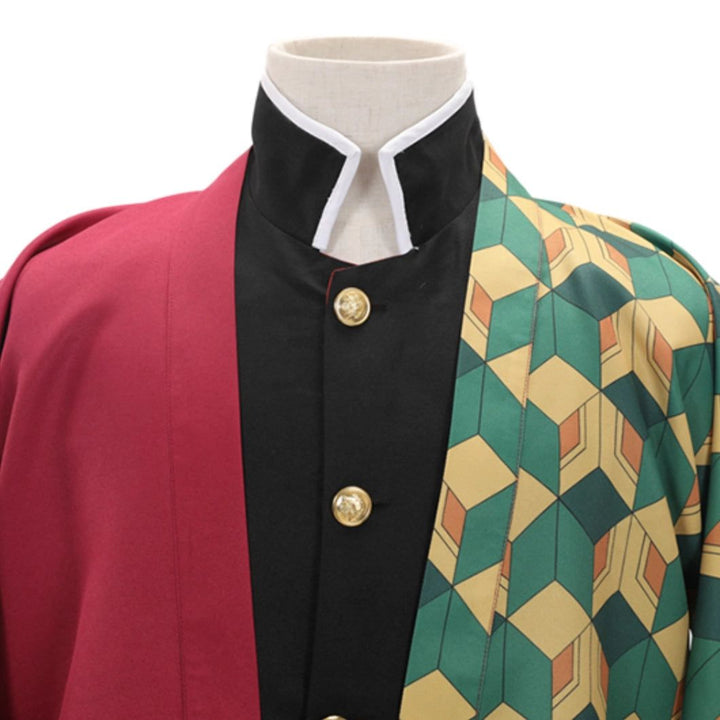 Détail d'un kimono traditionnel japonais. Col noir et blanc, veste rouge unie, et motif géométrique vert et jaune. Kimonos uniques en vente.