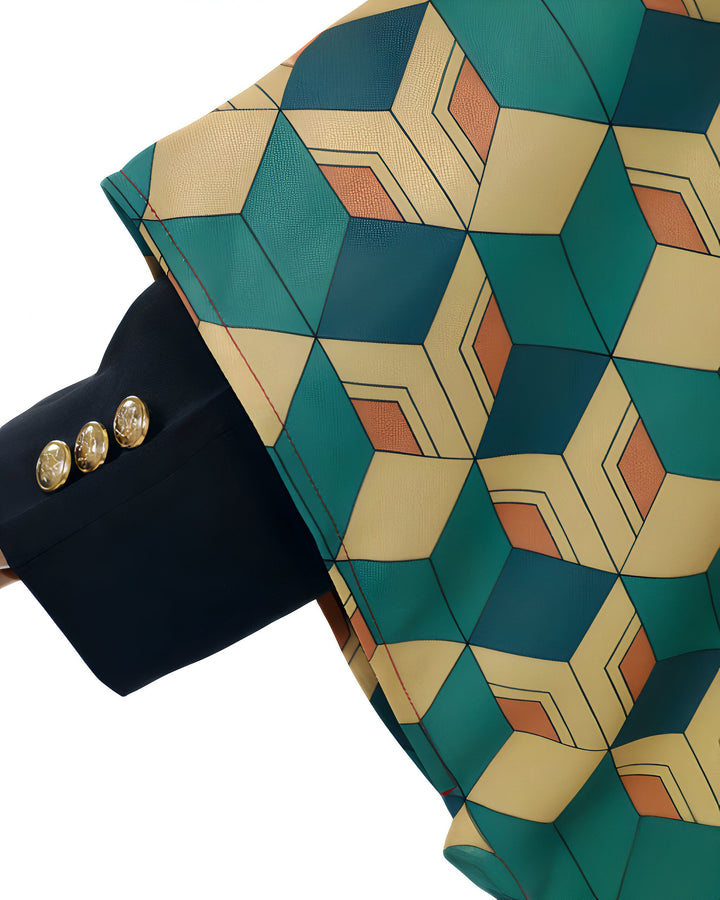 Détail d'un kimono à motifs géométriques vert, beige et orange. On aperçoit une manche de veste noire avec des boutons dorés. Kimonos traditionnels japonais à vendre.