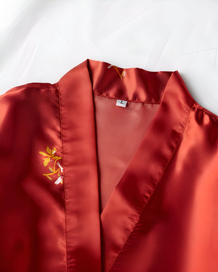 Kimono rouge en satin avec motif floral brodé. Vêtement traditionnel japonais élégant. Découvrez notre collection de kimonos.
