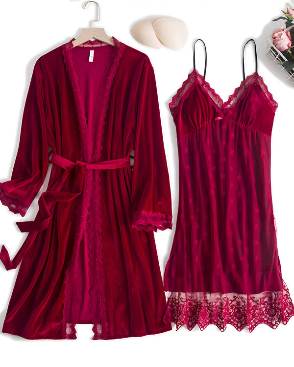 Ensemble kimono bordeaux en velours avec une robe de nuit assortie, garnitures en dentelle délicate. Idéal pour une nuit confortable et élégante. Vêtements de nuit kimono de qualité supérieure.