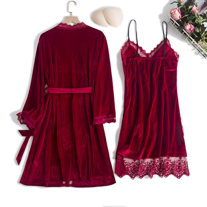 Ensemble kimono rouge bordeaux en velours avec robe de nuit assortie. Kimono avec ceinture et détails en dentelle. Robe à fines bretelles avec dentelle. Vêtements de nuit élégants et confortables. Idéal pour se détendre à la maison.