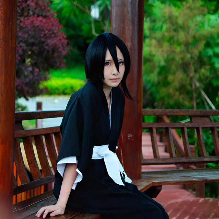 Personne portant un kimono noir avec ceinture blanche. Vente de kimonos japonais traditionnels et modernes.