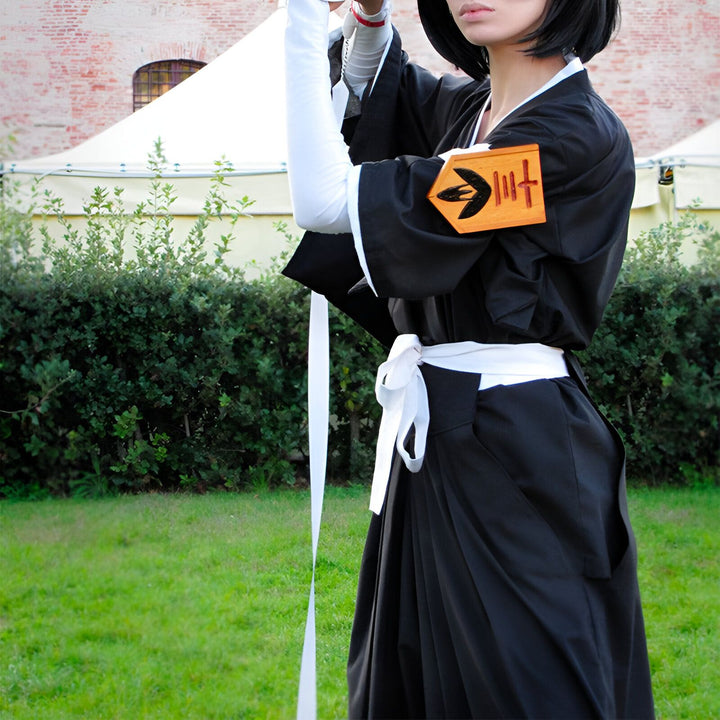 Cosplay de personnage en kimono noir avec insigne orange. Kimono japonais authentique disponible à l'achat.