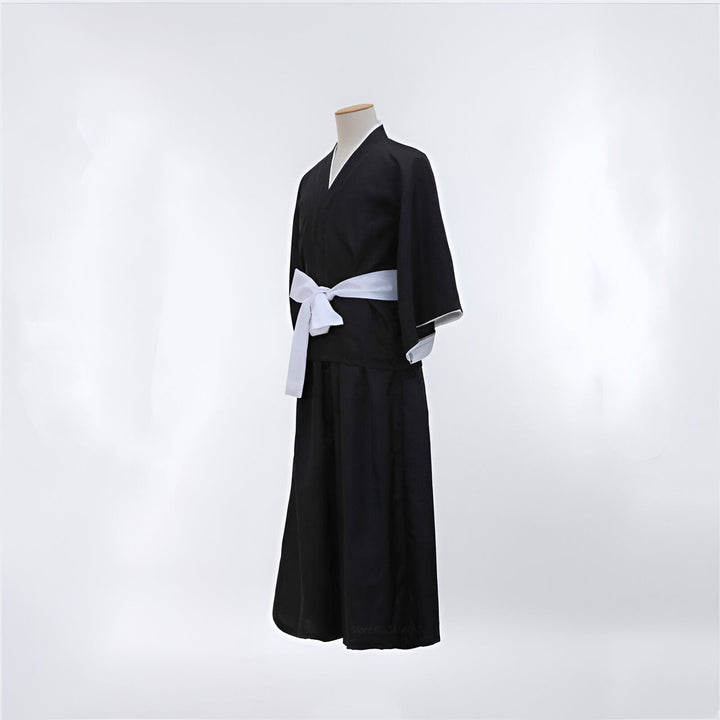 Kimono japonais noir et blanc pour homme, avec une ceinture obi blanche. Vêtements traditionnels japonais disponibles à l'achat.