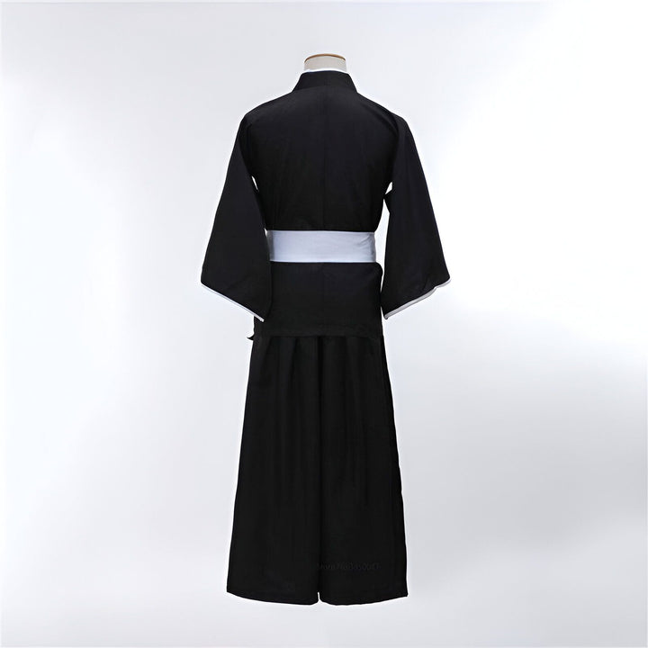 Vue arrière d'un kimono noir traditionnel avec une ceinture blanche obi. Kimono japonais élégant et confortable, idéal pour la détente à la maison ou les événements spéciaux. Découvrez notre collection de kimonos authentiques.