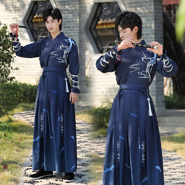 Deux jeunes hommes en costume traditionnel chinois bleu marine, l'un tenant une flûte traversière et l'autre une canne. Motifs d'oiseaux et de nuages blancs.