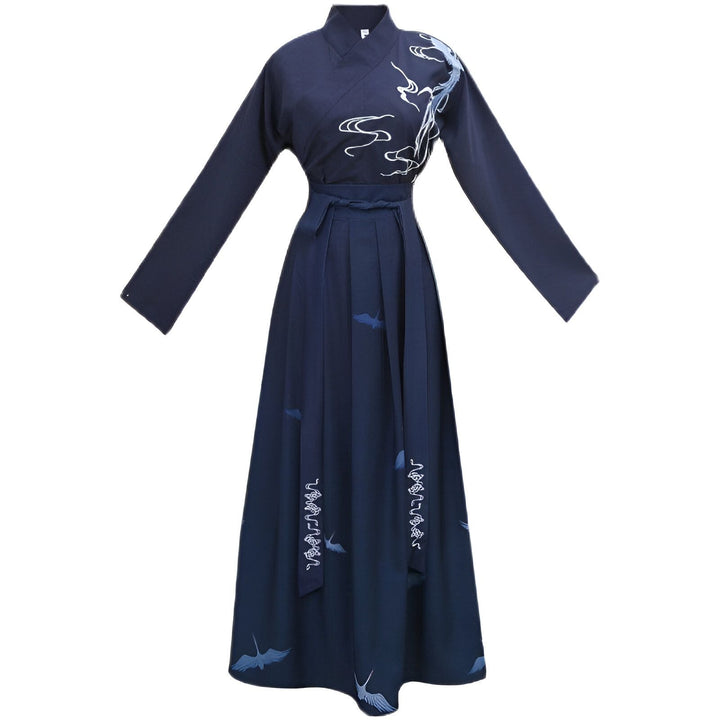 Robe chinoise bleu marine avec broderies de grues et de nuages. Vêtement traditionnel à manches longues et col montant, ceinturé à la taille. Style asiatique élégant et raffiné.