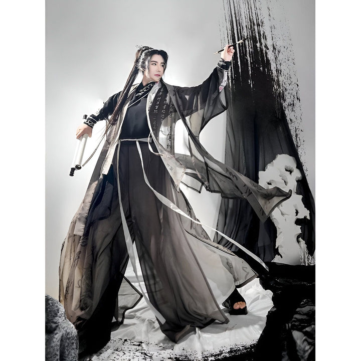Homme en costume traditionnel chinois, tenant un pinceau et un rouleau, faisant de la calligraphie sur un fond blanc avec des éclaboussures d'encre noire. Vêtement ample en dégradé de gris.