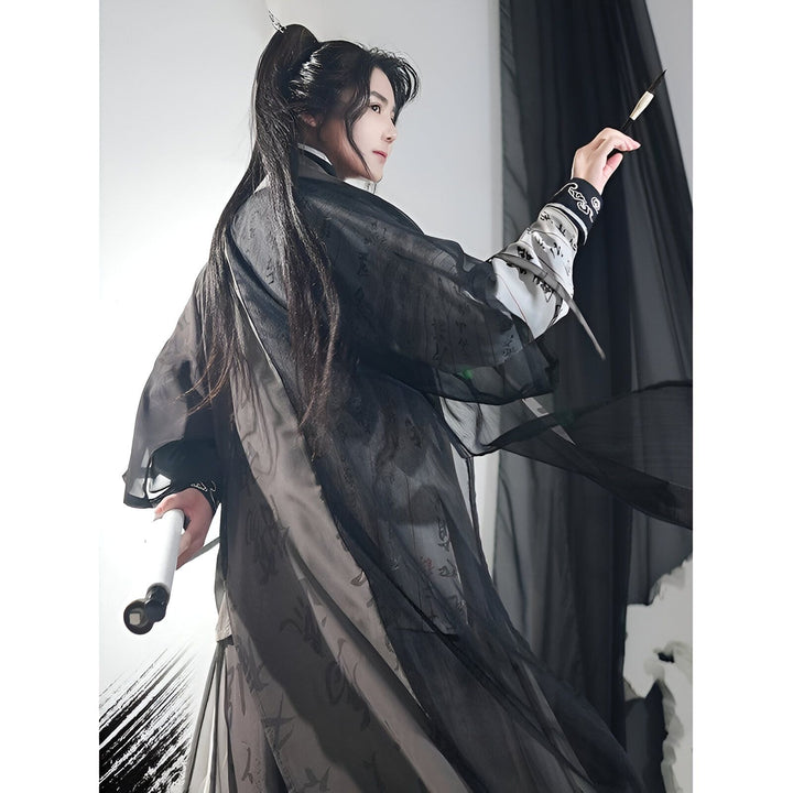 Un homme en costume traditionnel chinois noir et gris, tenant un pinceau et une épée, regardant vers la droite. Cheveux longs attachés, ambiance élégante et mystérieuse.