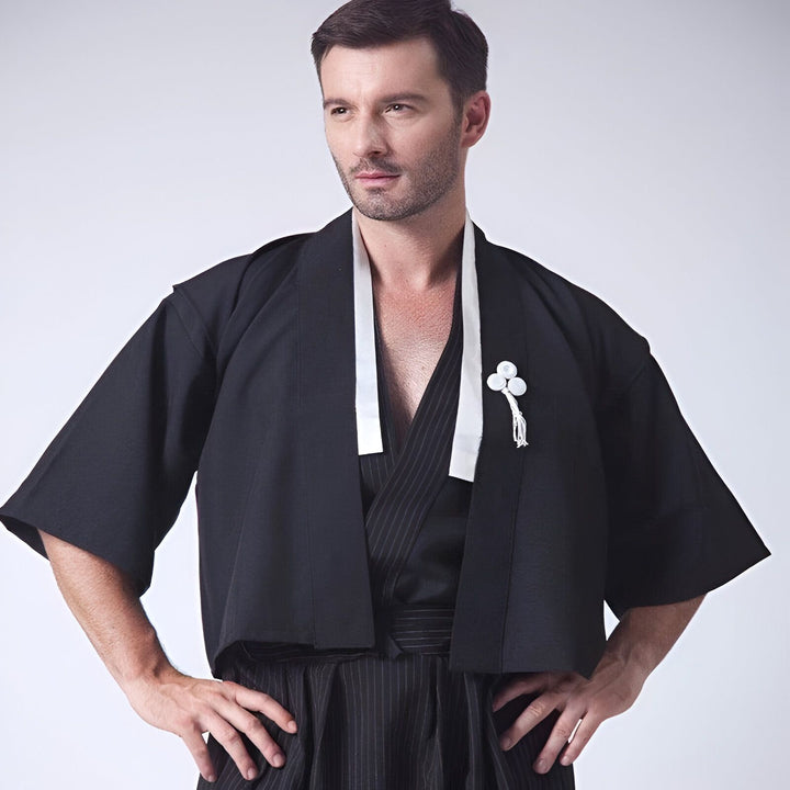 Homme portant un kimono traditionnel noir. Vêtements japonais de notre boutique. Style authentique et élégant. Découvrez notre collection de kimonos pour hommes.