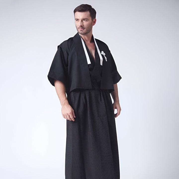 Homme en kimono japonais noir traditionnel avec obi blanc. Vêtements japonais authentiques à vendre.