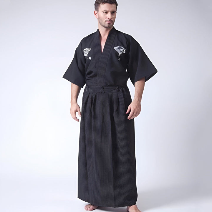 Homme portant un kimono noir traditionnel japonais avec motif éventail. Kimonos pour hommes disponibles à l'achat.
