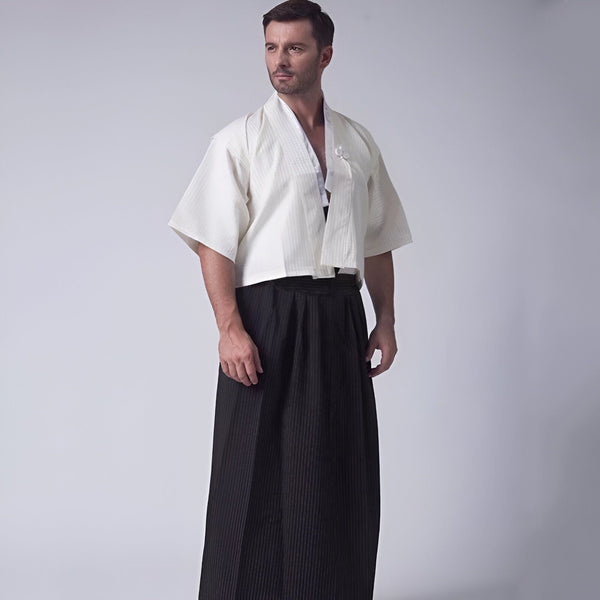 Homme portant un kimono blanc et un hakama noir. Vêtements traditionnels japonais. Découvrez notre collection de kimonos et de vêtements japonais authentiques.