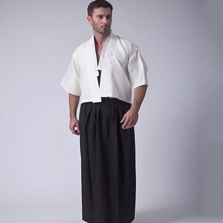 Homme portant un kimono blanc et un hakama noir. Vêtements traditionnels japonais. Kimonos pour hommes.