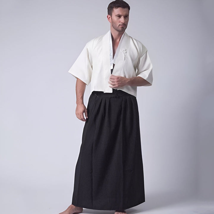 Homme portant un kimono blanc texturé et un hakama noir à rayures. Vêtements traditionnels japonais en vente.