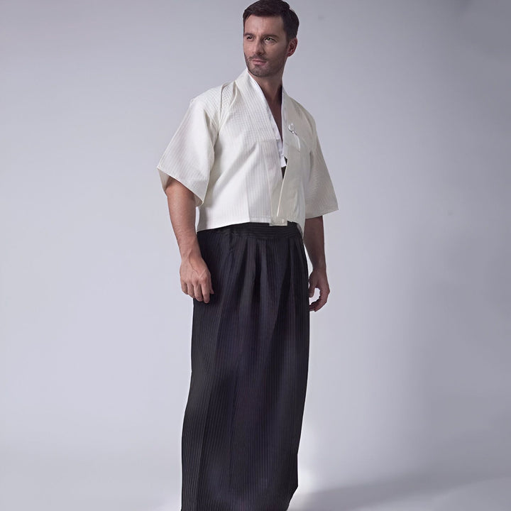 Homme portant un kimono blanc et un hakama noir. Vêtements japonais traditionnels. Kimonos pour hommes en vente. Mode masculine japonaise.