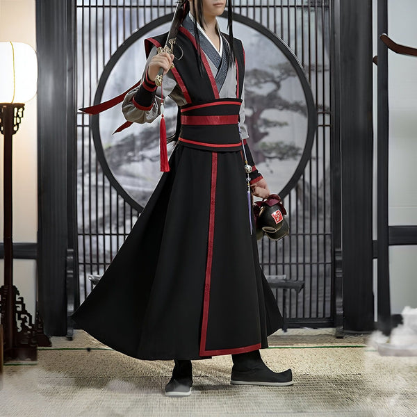 Image d'une personne portant un costume traditionnel chinois noir avec des accents rouges, tenant une épée dans une main et une bouteille décorée dans l'autre, devant une porte circulaire ornée d'un motif d'arbre.