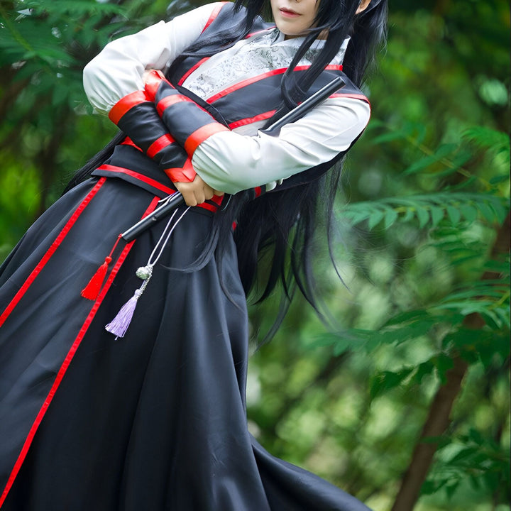 Cosplay d'un personnage de Mo Dao Zu Shi. Vêtement traditionnel noir et rouge, cheveux noirs longs, tenant une flûte.