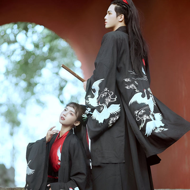 Couple portant des kimonos noirs brodés de grues blanches. Vente de kimonos traditionnels japonais.