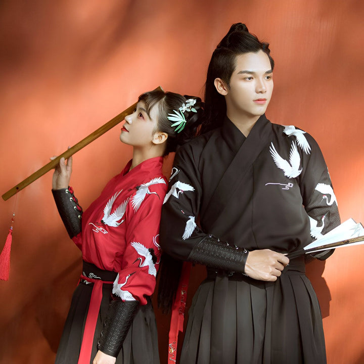 Couple portant des kimonos traditionnels ornés de grues blanches. Vente de kimonos uniques.
