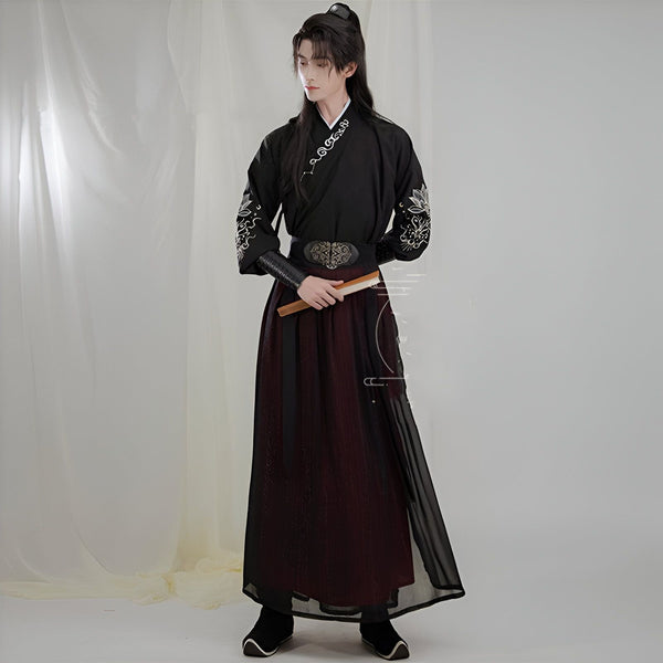 Homme en kimono traditionnel noir et bordeaux, tenant un éventail. Vêtements japonais classiques à vendre dans notre boutique.