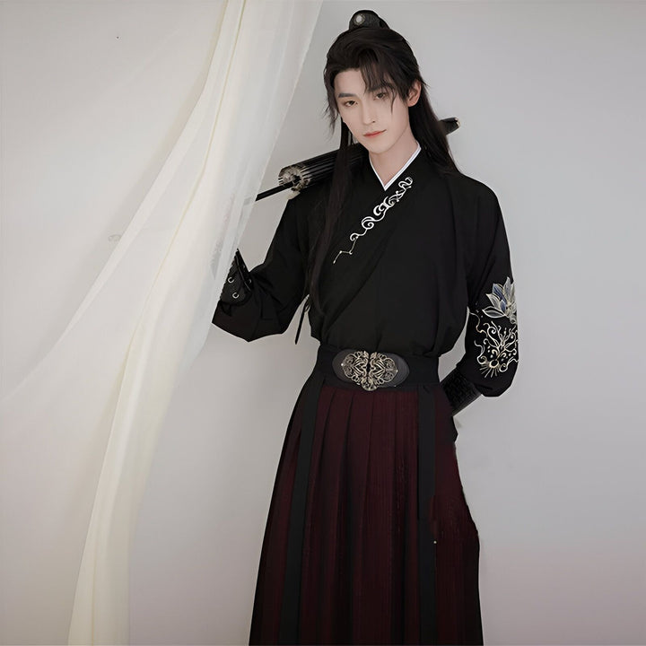 Homme portant un kimono noir et bordeaux avec ceinture et broderies florales, tenant un parapluie. Vêtements traditionnels japonais à vendre.