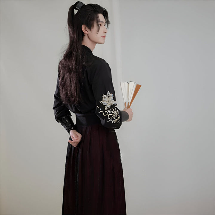Homme en kimono noir brodé tenant un éventail. Vêtements traditionnels japonais en vente. Boutique de kimonos authentiques. Découvrez nos kimonos de haute qualité.