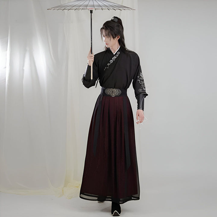 Homme portant un kimono traditionnel noir et bordeaux, tenant un parasol. Vente de kimonos authentiques.