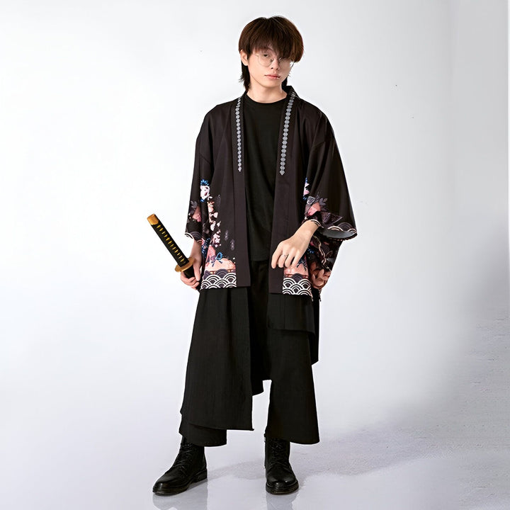 Homme portant un kimono noir imprimé avec un katana. Vêtements de style japonais traditionnels et modernes en vente.