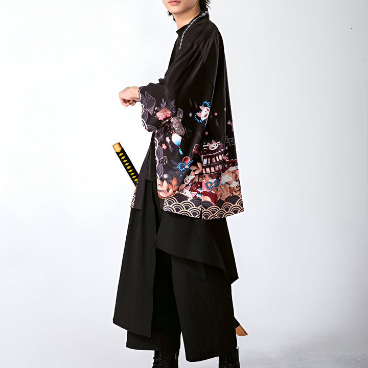 Homme portant un kimono noir avec motifs japonais et un katana. Vêtements de style japonais traditionnels et modernes. Découvrez notre collection de kimonos uniques.