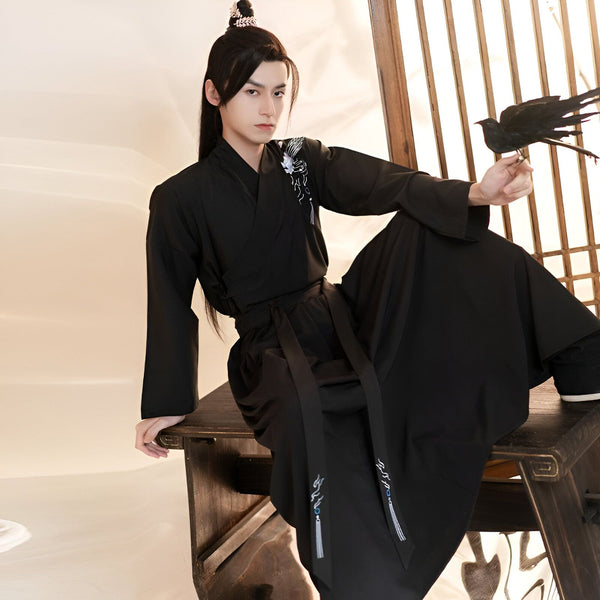 Homme en kimono noir traditionnel avec motif brodé. Vêtements de style asiatique.