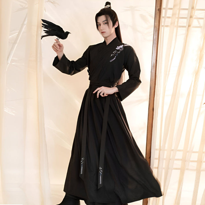 Homme portant un kimono noir traditionnel, tenant un corbeau. Vêtements japonais élégants en vente.