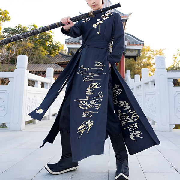 Homme portant un kimono bleu marine avec broderies dorées, tenant une épée. Vente de kimonos de style japonais traditionnel et moderne.