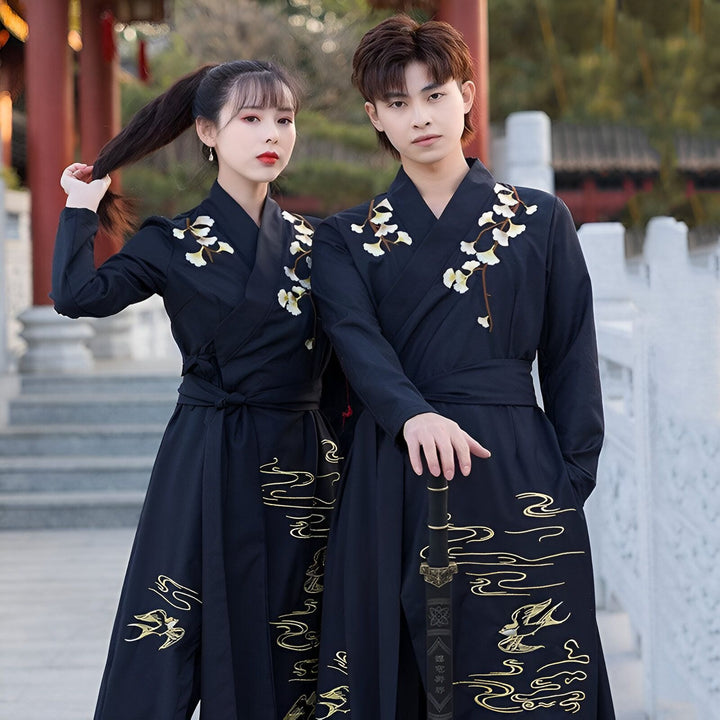 Couple portant des kimonos noirs brodés, style traditionnel asiatique. Kimonos élégants pour hommes et femmes. Vente de kimonos uniques en ligne.