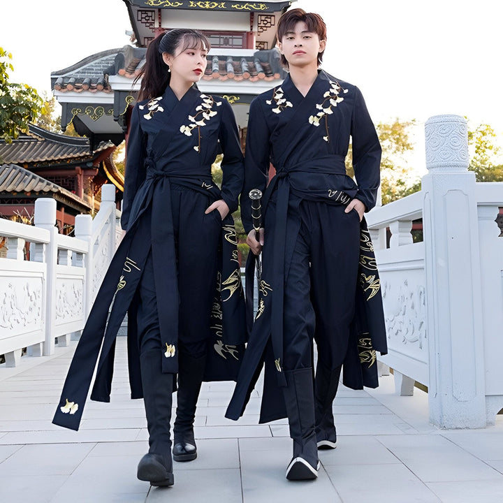 Couple portant des kimonos noirs avec motifs floraux dorés, collection de kimonos traditionnels japonais, vêtements d'extérieur élégants, mode asiatique, boutique de kimonos en ligne.