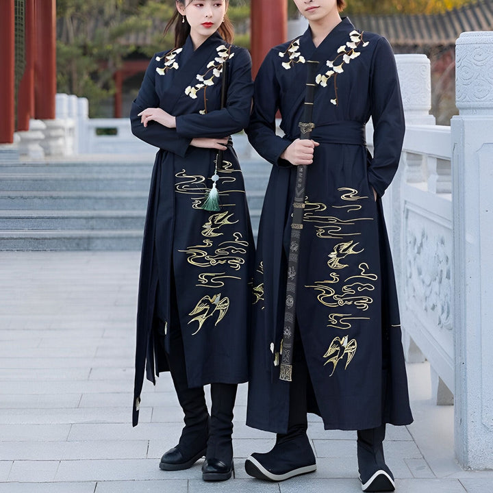 Couple portant des kimonos longs bleu marine avec des motifs floraux brodés. Vêtements traditionnels asiatiques élégants. Collection kimono.