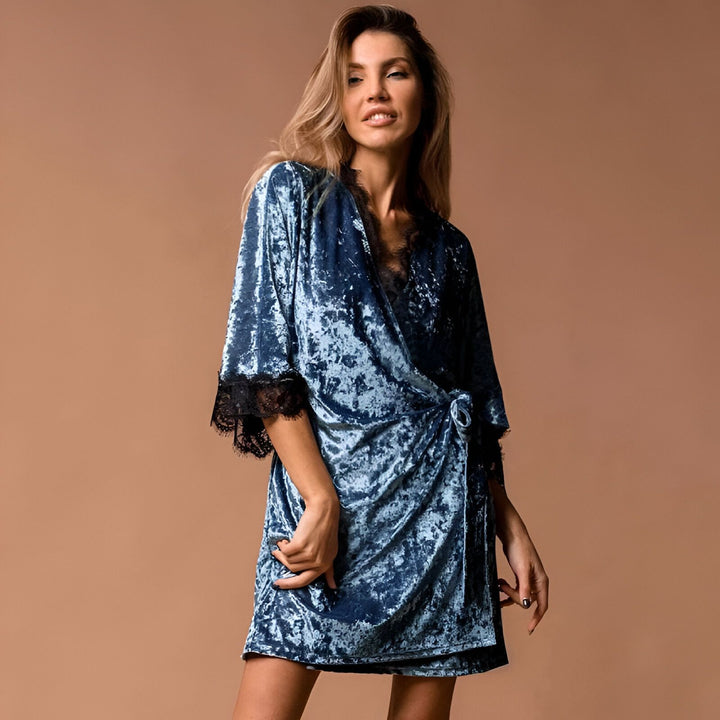 Femme portant un kimono en velours bleu avec dentelle noire. Vente de kimonos pour femmes.
